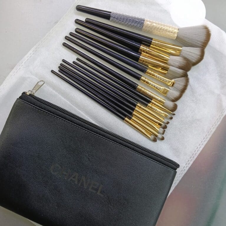 9825 Luxury Makeup Brush Collection with Pouch – 14 Pieces